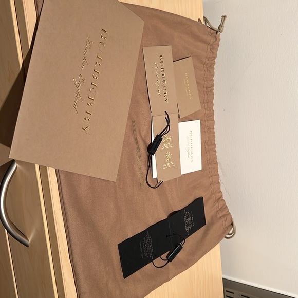 Burberry Small Buckle Tote in Grainy Leather (100% calfskin grain leather) - Picture 5 of 14